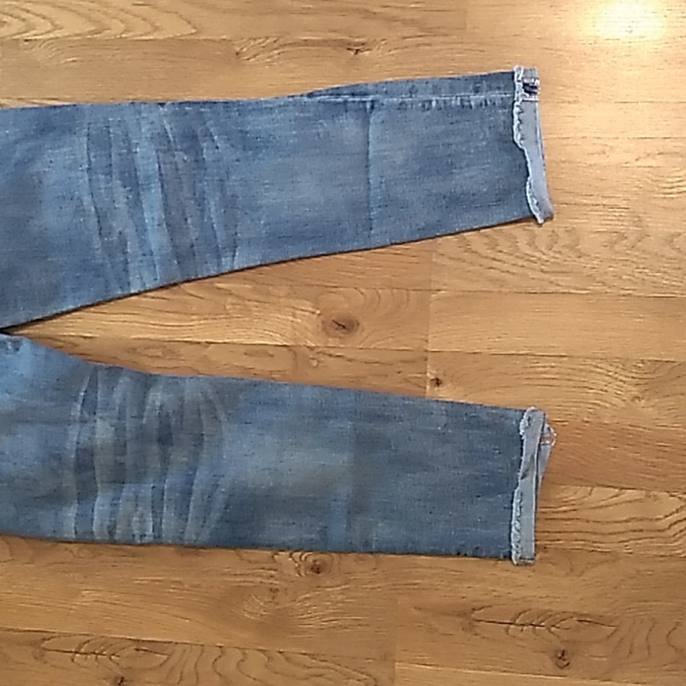 American Eagle Distressed Cropped Stretch Jeans. Size 4 - Picture 8 of 13